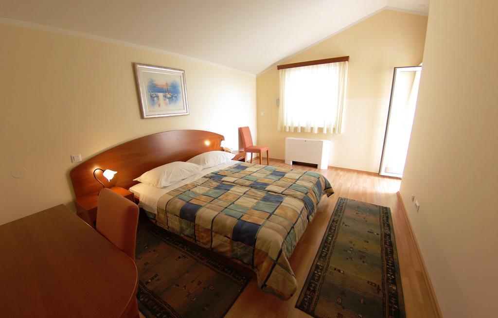 Apartments And Rooms Astoria Seget Vranjica Εξωτερικό φωτογραφία