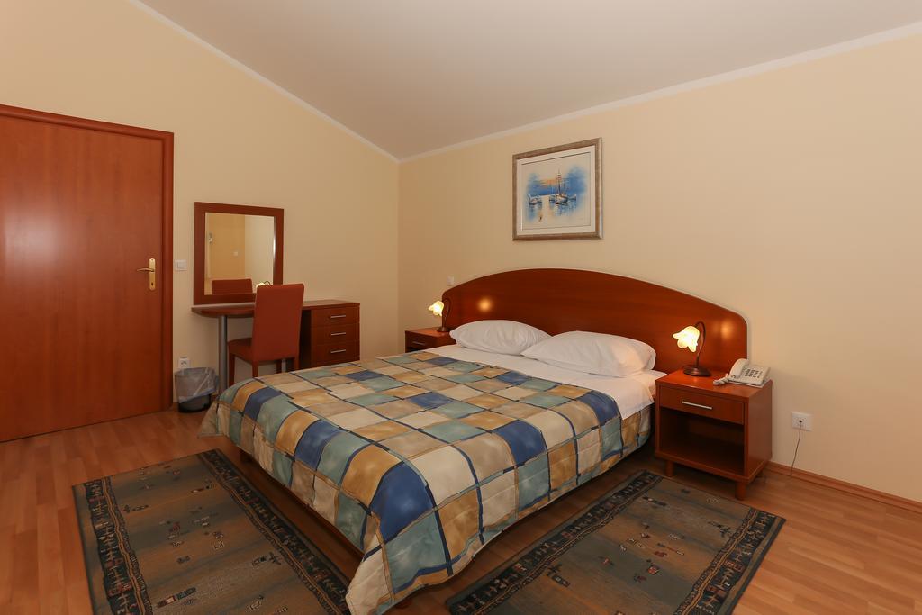 Apartments And Rooms Astoria Seget Vranjica Εξωτερικό φωτογραφία