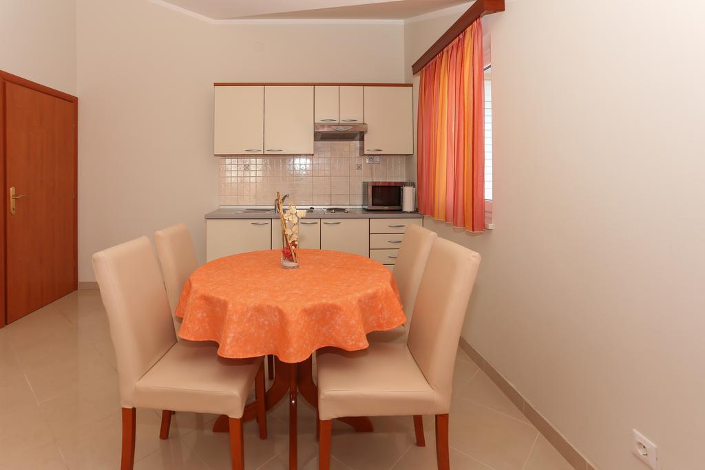 Apartments And Rooms Astoria Seget Vranjica Εξωτερικό φωτογραφία