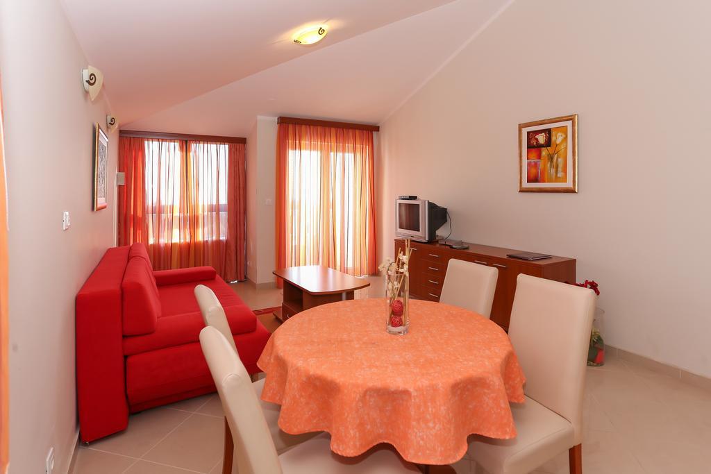 Apartments And Rooms Astoria Seget Vranjica Εξωτερικό φωτογραφία