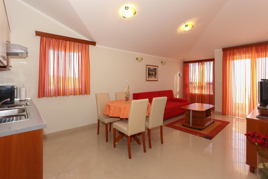 Apartments And Rooms Astoria Seget Vranjica Εξωτερικό φωτογραφία