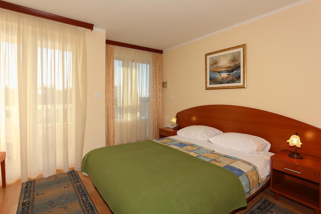 Apartments And Rooms Astoria Seget Vranjica Εξωτερικό φωτογραφία